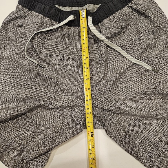 Vuori Kore Shorts Mens S Gray Athletic Lined Drawstring Gym Running 9" Ins - Picture 11 of 12
